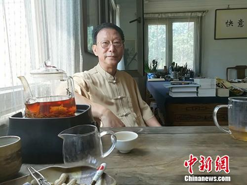 資料圖:吳悅石在接受記者采訪。上官云 攝