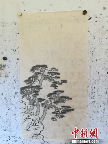 吳悅石正在創作的一幅作品。上官云 攝