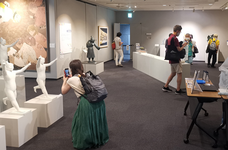 4.日本觀眾參觀展覽.jpg 4.日本觀眾參觀展覽.jpg