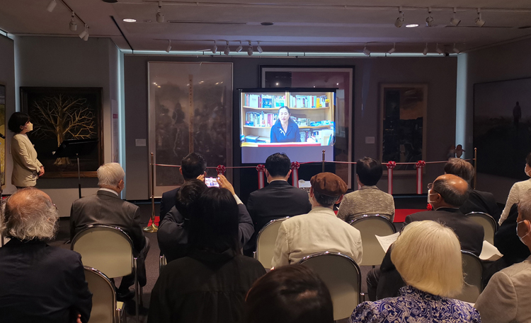 02.中國美協(xié)陶勤副書記在開幕式上以日文視頻致辭.jpg 02.中國美協(xié)陶勤副書記在開幕式上以日文視頻致辭.jpg