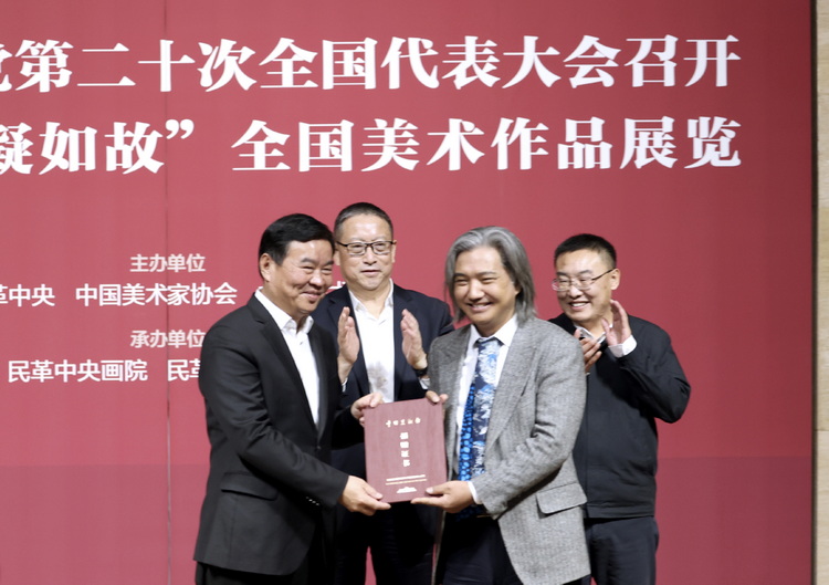 6.開幕式上何報翔代表民革中央向中國美術館捐贈美術作品.jpg 6.開幕式上何報翔代表民革中央向中國美術館捐贈美術作品.jpg