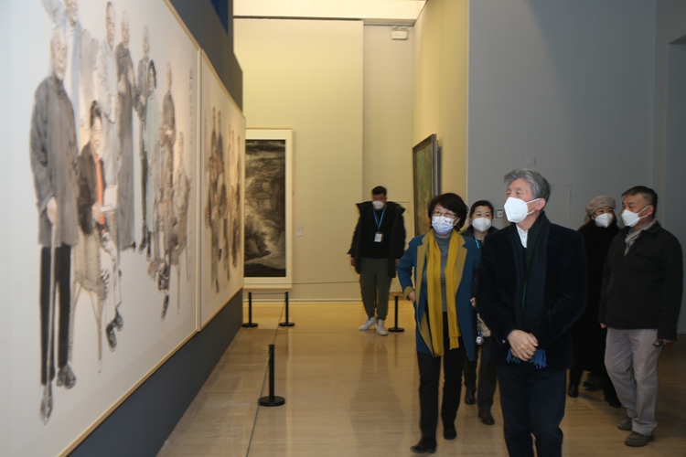 7領導嘉賓在中國美術館觀看“2022新時代首都美術展”.jpg