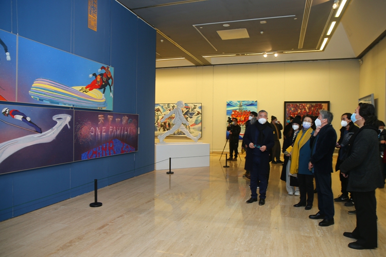 9領導嘉賓在中國美術館觀看“2022新時代首都美術展”.jpg