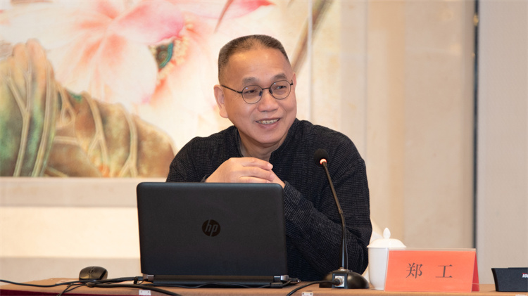 鄭工教授授課.jpg 鄭工教授授課.jpg