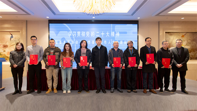 頒發(fā)結(jié)業(yè)證書.jpg 頒發(fā)結(jié)業(yè)證書.jpg