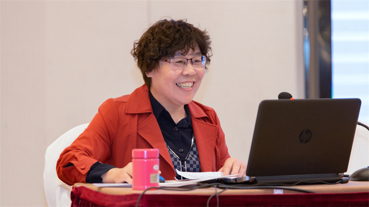 畢小麗女士作主題宣講.jpg 畢小麗女士作主題宣講.jpg