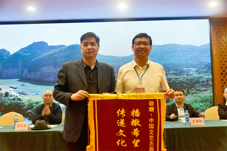 6 鷹潭文聯(lián)主席王軍向中國文藝志愿者協(xié)會代表蒲強贈送錦旗.jpg