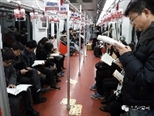 “偷拍”北京地鐵上的讀書人：當贊美和質疑從四面八方趕來