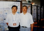 江蘇煤田地質(zhì)局張慶中(右) 的集郵專(zhuān)集《巖石》 獲全國(guó)集郵展覽鍍金獎(jiǎng)